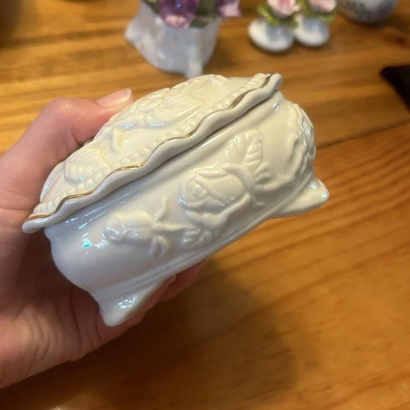 Porcelain heart shaped trinket box with gold tone trim and roses on top - Picture 3 of 9